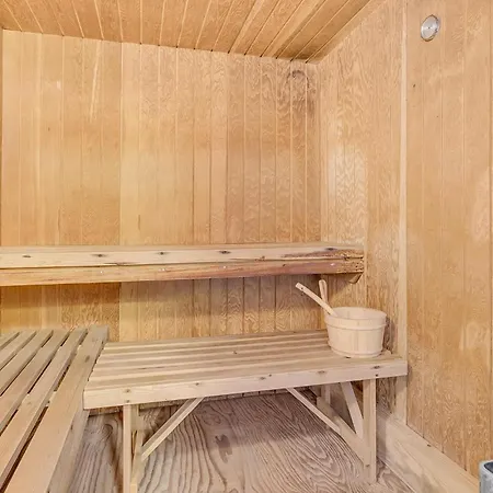 In With Sauna Hals